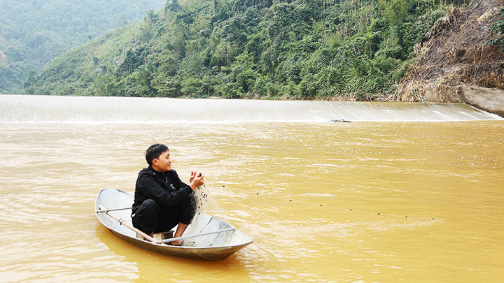 Các gia đình sống ven bờ ngòi Lao ở Mỹ Lung đều có thuyền, chài lưới để đánh bắt cá. 