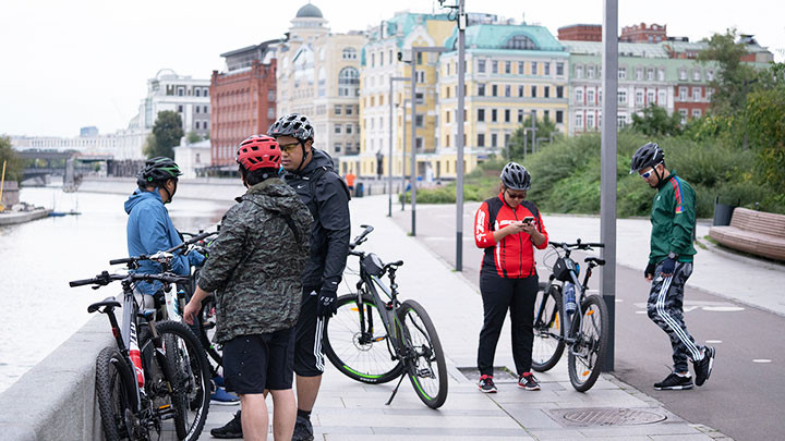 Một tuyến phố xe đạp dọc bờ sông ở Moscow.