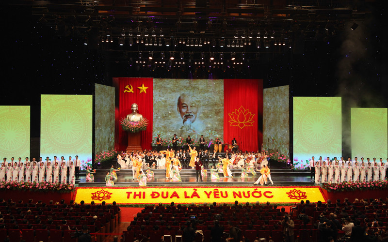 Chương trình nghệ thuật chào mừng Đại hội Thi đua yêu nước do Nhà hát Ca múa nhạc Việt Nam dàn dựng. (Ảnh: LINH ANH).