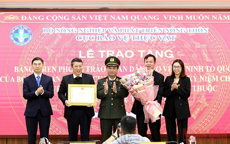 Trung tướng Nguyễn Đình Thuận trao Bằng khen vì sự nghiệp bảo vệ an ninh Tổ quốc của Bộ Công an cho tập thể Cục Bảo vệ thực vật vì đã có thành tích xuất sắc trong phong trào toàn dân bảo vệ an ninh tổ quốc.