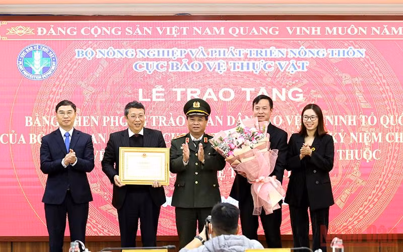 Trung tướng Nguyễn Đình Thuận trao Bằng khen vì sự nghiệp bảo vệ an ninh Tổ quốc của Bộ Công an cho tập thể Cục Bảo vệ thực vật vì đã có thành tích xuất sắc trong phong trào toàn dân bảo vệ an ninh tổ quốc.