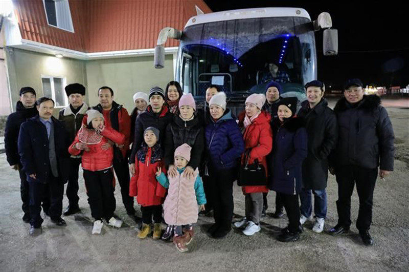 Đoàn công tác Đại sứ quán Việt Nam tại Nga và Hội người Việt Nam tại thành phố Krasnodar phối hợp đón 14 công dân Việt Nam sơ tán từ vùng chiến sự ở Ukraine về tỉnh Krasnodar của Liên bang Nga. (Ảnh: Trần Hiếu/TTXVN)