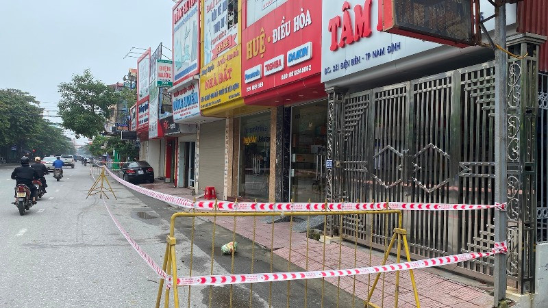 Một khu vực bị phong tỏa, cách ly vì liên quan ca mắc Covid-19 trên đường Điện Biên, TP Nam Định.