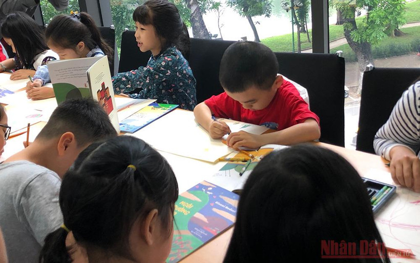 Trẻ nhỏ thi vẽ tranh theo truyện của tác giả Gianni Rodari.