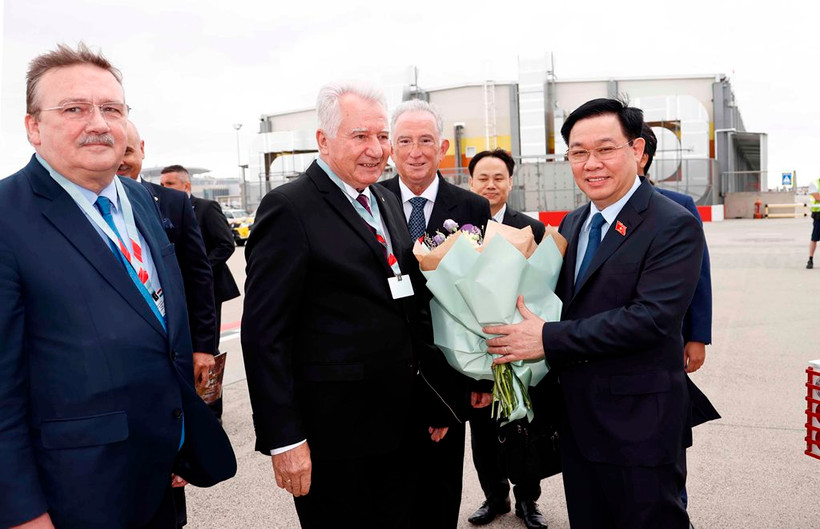 Phó Chủ tịch Quốc hội Hungary Istvan Jakab và cán bộ Quốc hội Hungary đón đoàn tại sân bay quốc tế Budapest Liszt Ferenc. Ảnh: Doãn Tấn - TTXVN.