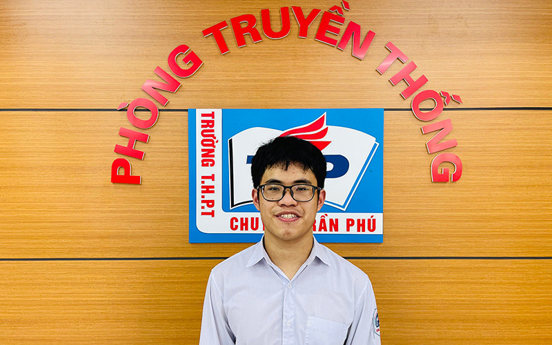 Thí sinh Vũ Bùi Đình Tùng, nhà vô địch Cuộc thi tìm hiểu lịch sử, văn hóa dân tộc “Tự hào Việt Nam” lần thứ IV, năm học 2021-2022.