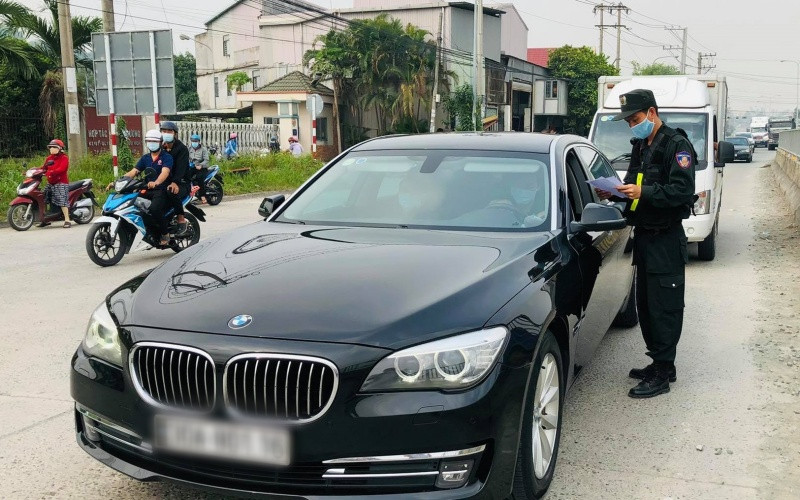 Lực lượng chức năng tỉnh Đồng Nai kiểm soát người vào địa bàn.