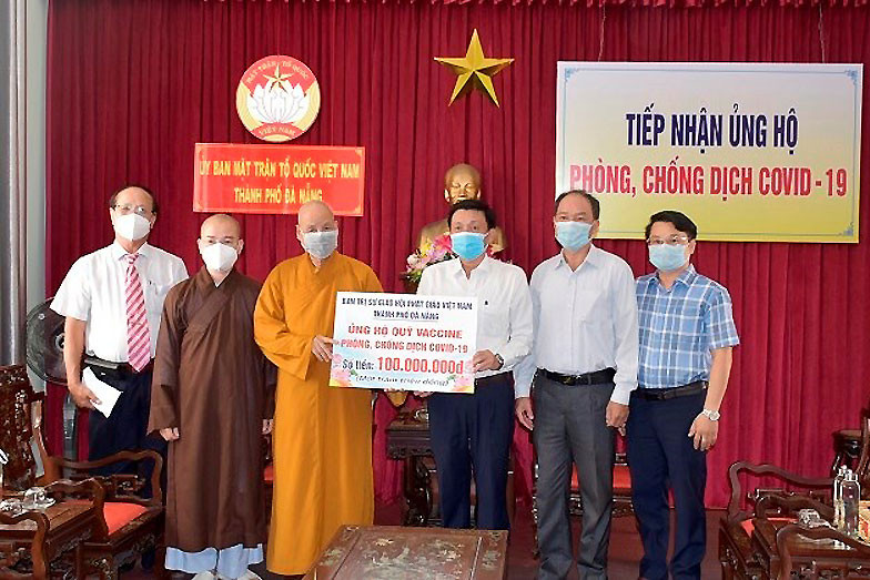 Giáo hội Phật giáo Đà Nẵng ủng hộ Quỹ vaccine phòng Covid-19. (Ảnh: Hương Diệp)