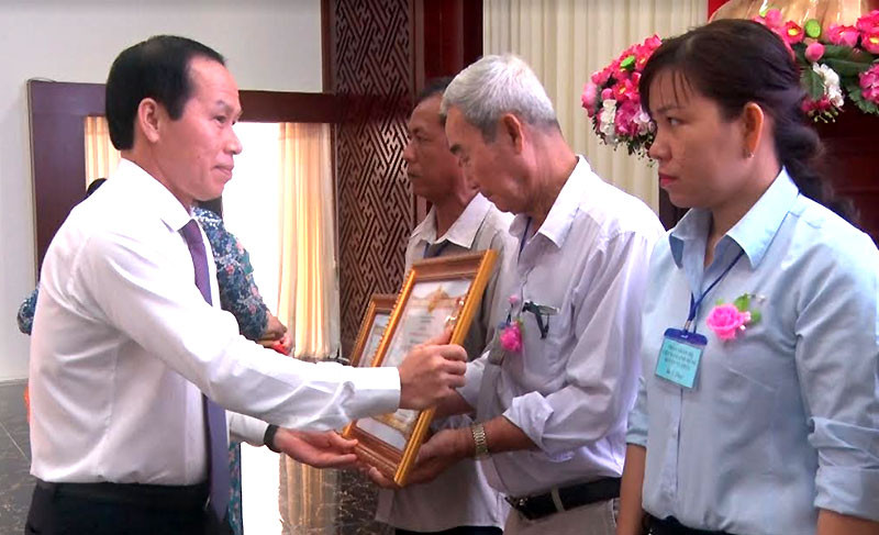 Trao danh hiệu “Bà mẹ Việt Nam Anh hùng” cho thân nhân các mẹ.