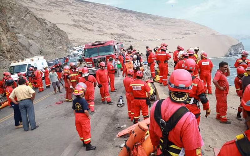 Nhân viên cứu nạn tại hiện trường một vụ tai nạn ở Peru. (Ảnh: Getty Images)