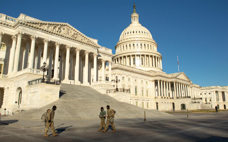 Lực lượng Vệ binh quốc gia bảo vệ khuôn viên Đồi Capital, ngày 10-1. (Ảnh: Reuters)