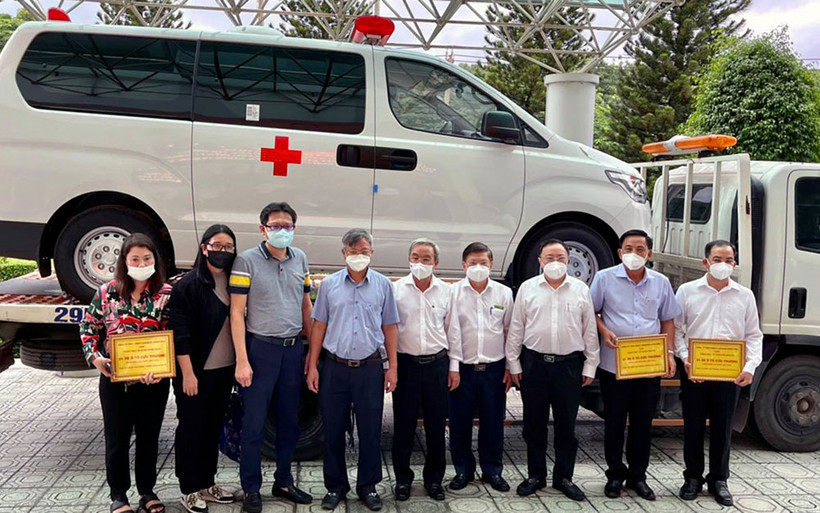 Lãnh đạo tỉnh Đồng Nai tiếp nhận ba xe cứu thương do Công ty TNHH Great Kingdom Giang Điền ủng hộ.