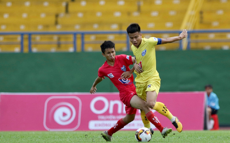 Đội đương kim vô địch SLNA (áo vàng) thắng đậm trong trận khai mạc.