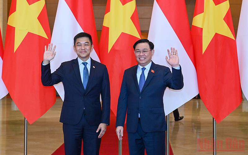 Chủ tịch Quốc hội Vương Đình Huệ và Chủ tịch Quốc hội Singapore Tan Chuan-Jin tại lễ đón.