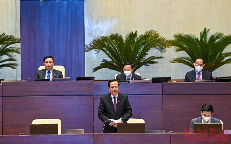 Bộ trưởng Lao động - Thương binh và Xã hội Đào Ngọc Dung trả lời chất vấn của đại biểu Quốc hội chiều 10/11. (Ảnh: LINH NGUYÊN)