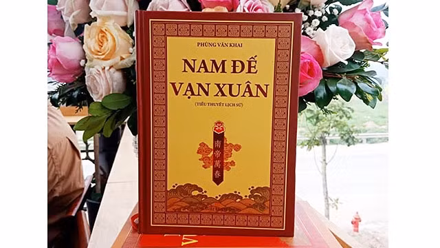 Cuốn mở đầu của bộ tiểu thuyết lịch sử