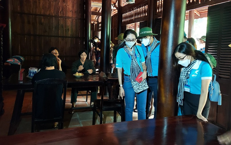 Du khách khám phá vùng đất Củ Chi trong chuyến về nguồn “Hành trình về vùng Đất Thép”. (Ảnh: THU NGUYỆT)