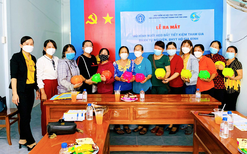 Lễ ra mắt mô hình "Nuôi heo đất tiết kiệm tham gia Bảo hiểm xã hội tự nguyện, Bảo hiểm y tế hộ gia đình" tại thành phố Trà Vinh, tỉnh Trà Vinh.