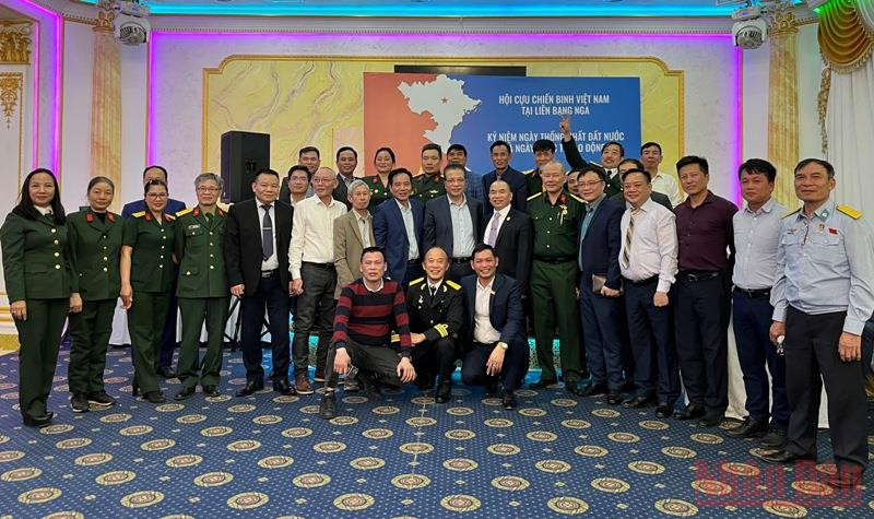 Đại sứ Đặng Minh Khôi chụp ảnh lưu niệm cùng các đại biểu (Ảnh: Quế Anh) 