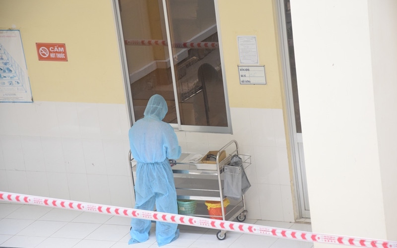 Lực lượng y tế lấy mẫu xét nghiệm bệnh nhân nhiễm Covid-19 tại Bệnh viện Đa khoa Sa Đéc. (Ảnh: Hữu Nghĩa)