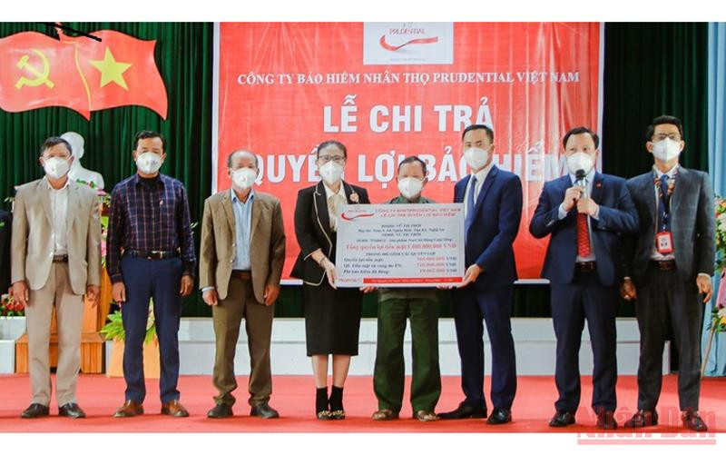 Prudential tổ chức chi trả bảo hiểm cho ông Đàm Văn Sơn (chồng của khách hàng Thới) ở xóm 4, xã Nghĩa Bình (Tân Kỳ, Nghệ An).