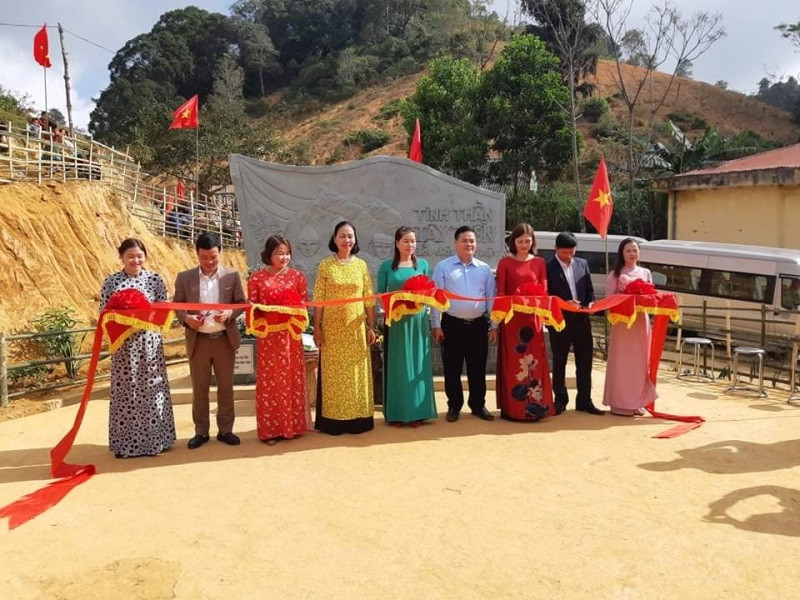 Đại diện Ban liên lạc Cựu chiến binh Tây Tiến và lãnh đạo huyện Mường Lát (Thanh Hóa) cắt băng khánh thành công trình Bia lưu niệm Tây Tiến.