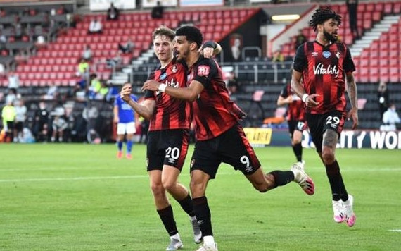  Các cầu thủ Bournemouth mừng trận đại thắng Leicester 4-1.