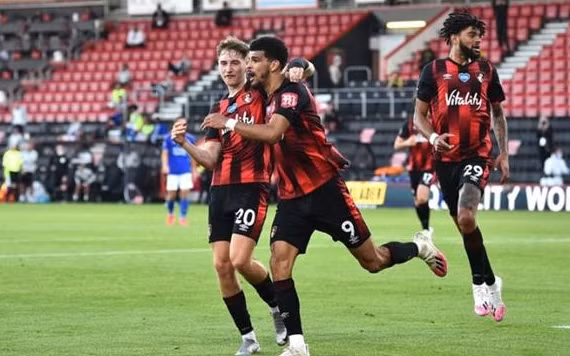  Các cầu thủ Bournemouth mừng trận đại thắng Leicester 4-1.