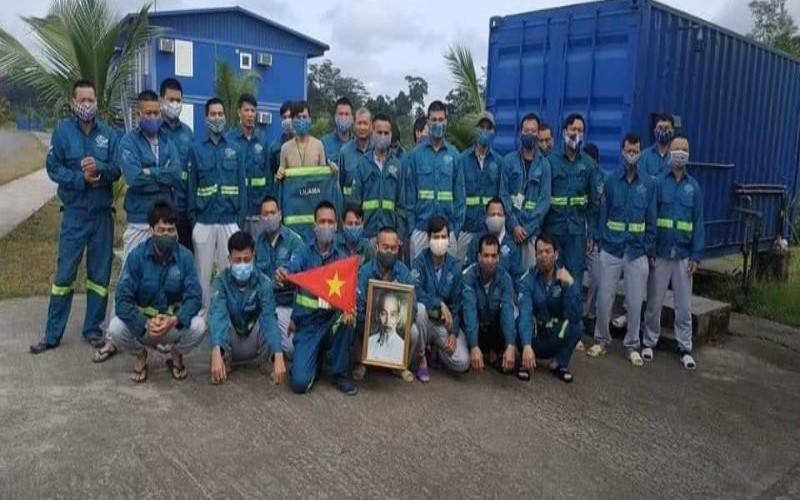 Công nhân Việt Nam ở Guinea Xích đạo chụp ảnh gửi về quê nhà qua mạng xã hội. (Ảnh: Báo Pháp luật TP Hồ Chí Minh)