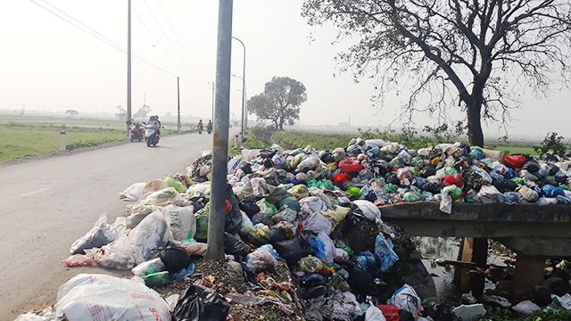 Rác thải ùn ứ ở xã Ninh Sở, huyện Thường Tín.