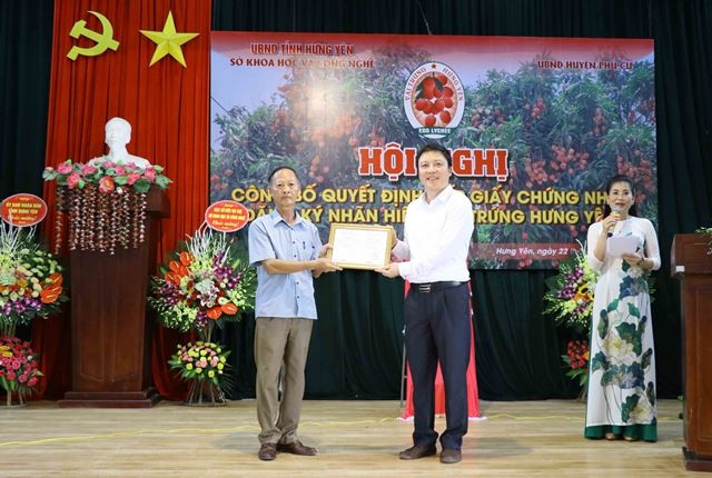 Sở KH-CN Hưng Yên trao chứng nhận nhãn hiệu “Vải trứng Hưng Yên” cho đại diện HTX Quyết Tiến, huyện Phù Cừ, tỉnh Hưng Yên.
