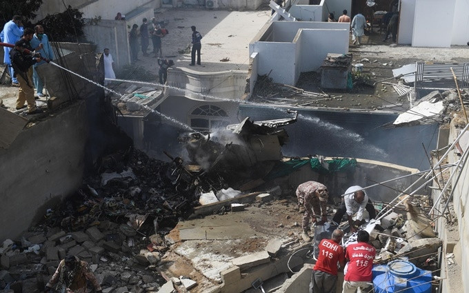 Hiện trường máy bay của PIA rơi tại Karachi, ngày 22-5. (Ảnh: Getty Images)