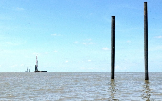 Thi công một số trụ tua bin thuộc dự án Nhà máy điện gió Tân Thuận.