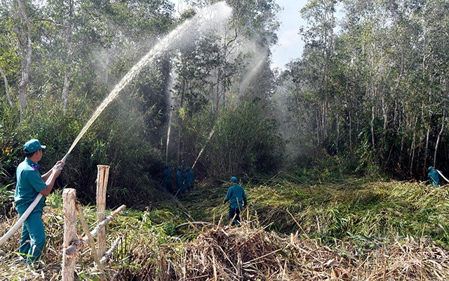 Lực lượng chức năng Vườn quốc gia U Minh Hạ (Cà Mau) phối hợp cảnh sát phòng cháy, chữa cháy diễn tập phương án chữa cháy rừng.Ảnh: QUỐC KHẢI