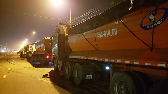 Đoàn xe “vua” chất hàng có ngọn trên thùng xe là nỗi ám ảnh của người dân địa phương lâu nay.