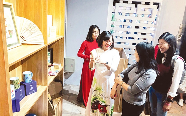 Giới thiệu sản phẩm lưu niệm tại Văn Miếu - Quốc Tử Giám. Ảnh: LINH TÂM