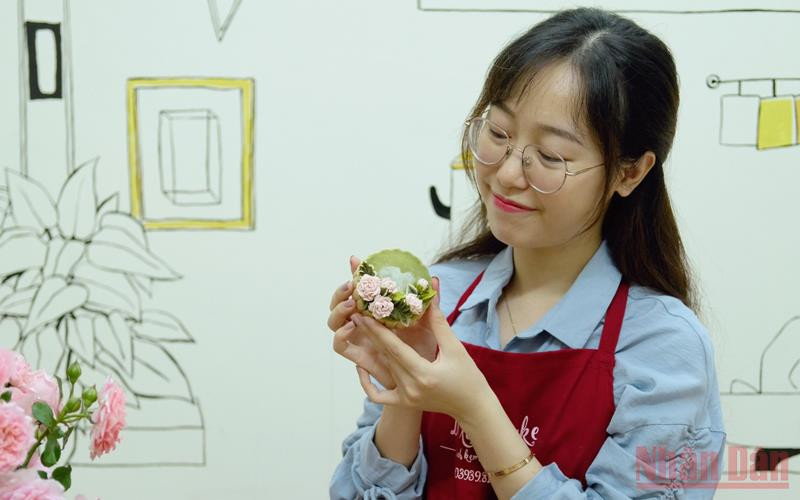 Thùy Dương và chiếc bánh trung thu được trang trí khéo léo như một tác phẩm hội họa.
