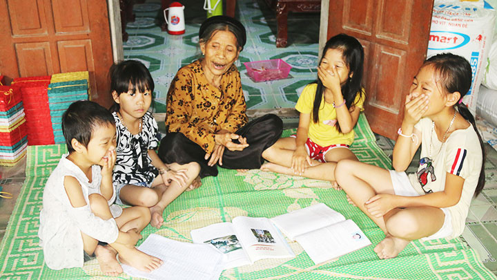 Cụ Vẫy vẫn thường tự dạy các cháu, chắt mình hát trống quân tại nhà.