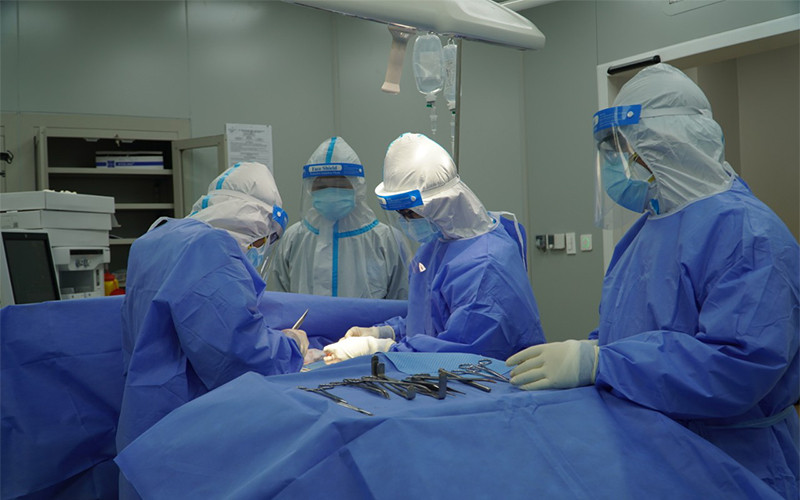 Các bác sĩ Bệnh viện Hồi sức Covid-19 đang mổ cấp cứu cho bệnh nhân G.N (Ảnh: Bệnh viện cung cấp)