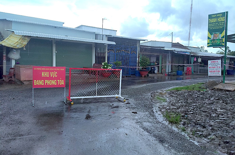 Một khu vực bị phong tỏa tạm thời ở ấp Cái Ngay (xã Thanh Tùng) liên quan đến phòng khám của bác sĩ Phước. 