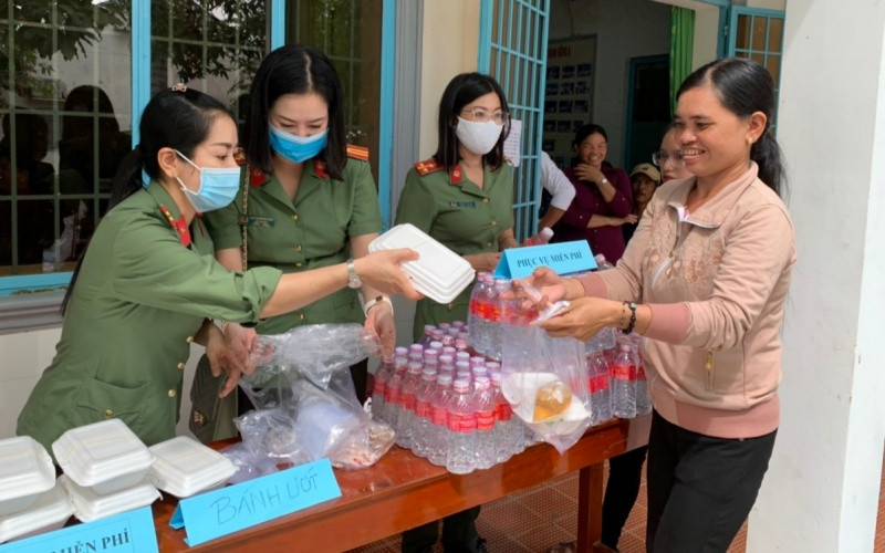 Hỗ trợ bữa ăn cho người dân làm căn cước công dân.