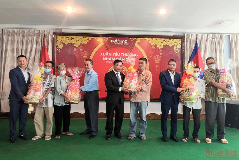 Trao quà Tết của Công ty Metfone cho các gia đình (Ảnh: Nguyễn Hiệp)