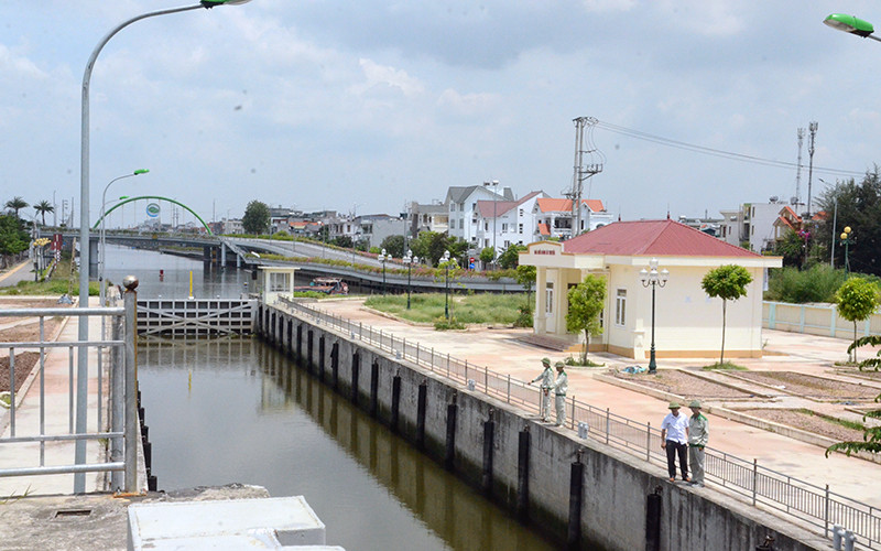 Cán bộ, công nhân Công ty Bắc Hưng Hải kiểm tra hệ thống cống bơm.