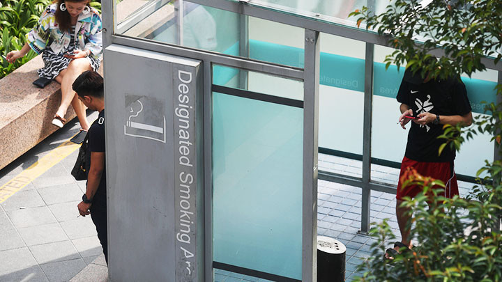 Một điểm được phép hút thuốc tại Singapore. Ảnh: STRAITS TIMES