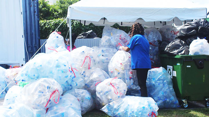 Một điểm thu gom rác thải nhựa trên đảo Saint Lucy. Ảnh: TWITTER