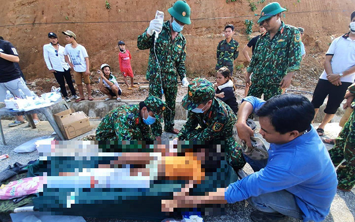 Lực lượng y tế cấp cứu nạn nhân còn sống trong vụ sạt lở đất tại Trà Leng, huyện Nam Trà My (Ảnh: CTV Đoàn Đạo)