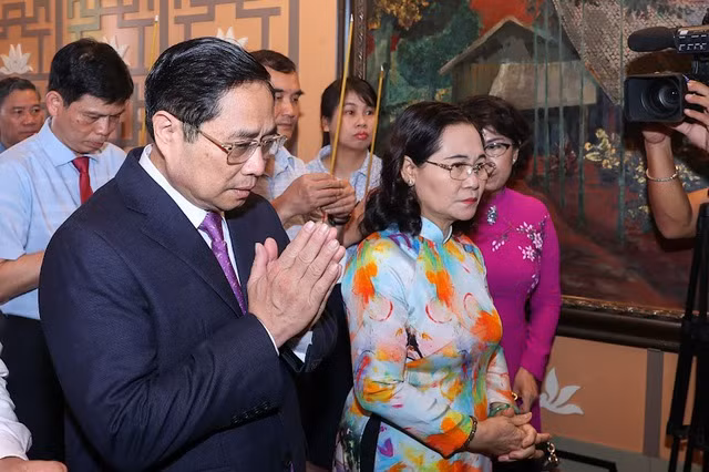 Thủ tướng Phạm Minh Chính và đoàn đại biểu thành kính tỏ lòng biết ơn sâu sắc công lao và đức hy sinh quên mình vì dân, vì nước của Chủ tịch Hồ Chí Minh. (Ảnh: VGP/Nhật Bắc)