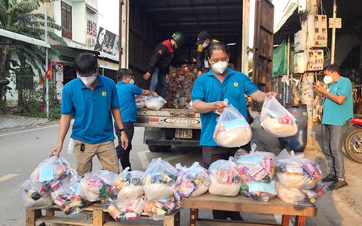 Các cấp công đoàn tỉnh Bình Dương hỗ trợ công nhân lao động khó khăn do đại dịch.