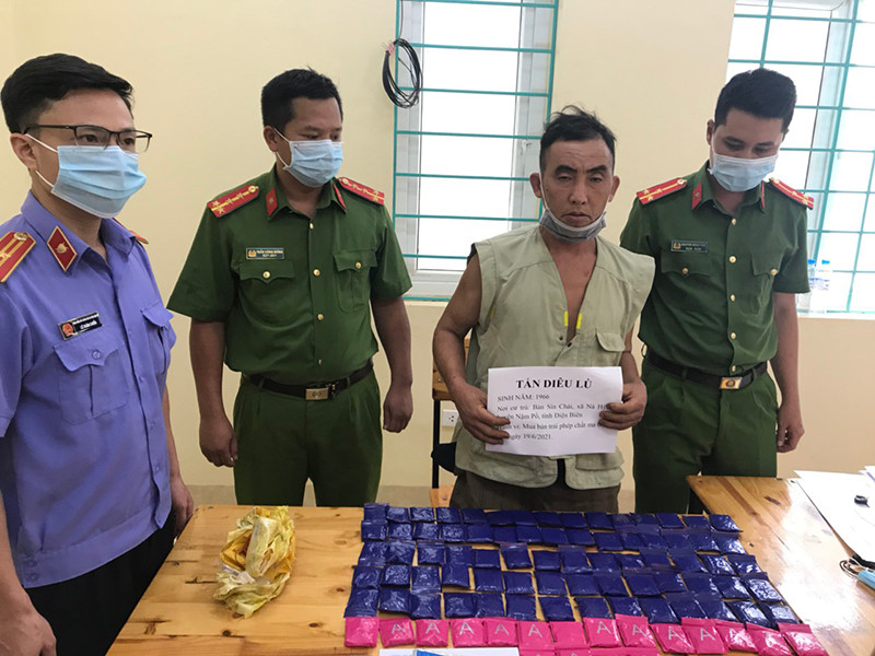 Tẩn Diêu Lù cùng tang vật là 18 nghìn viên ma túy tổng hợp.