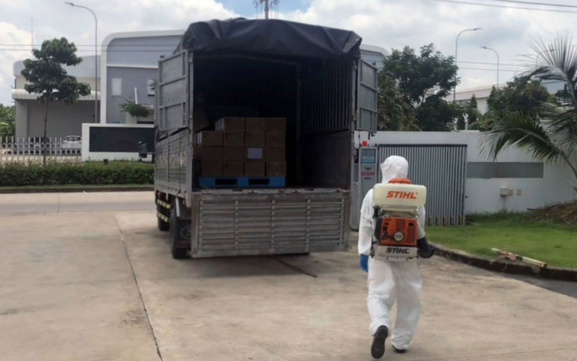 Khử khuẩn các xe vận chuyển hàng hóa ra vào Công ty TNHH Daikan Việt Nam, khu công nghiệp Amata, tỉnh Đồng Nai.
